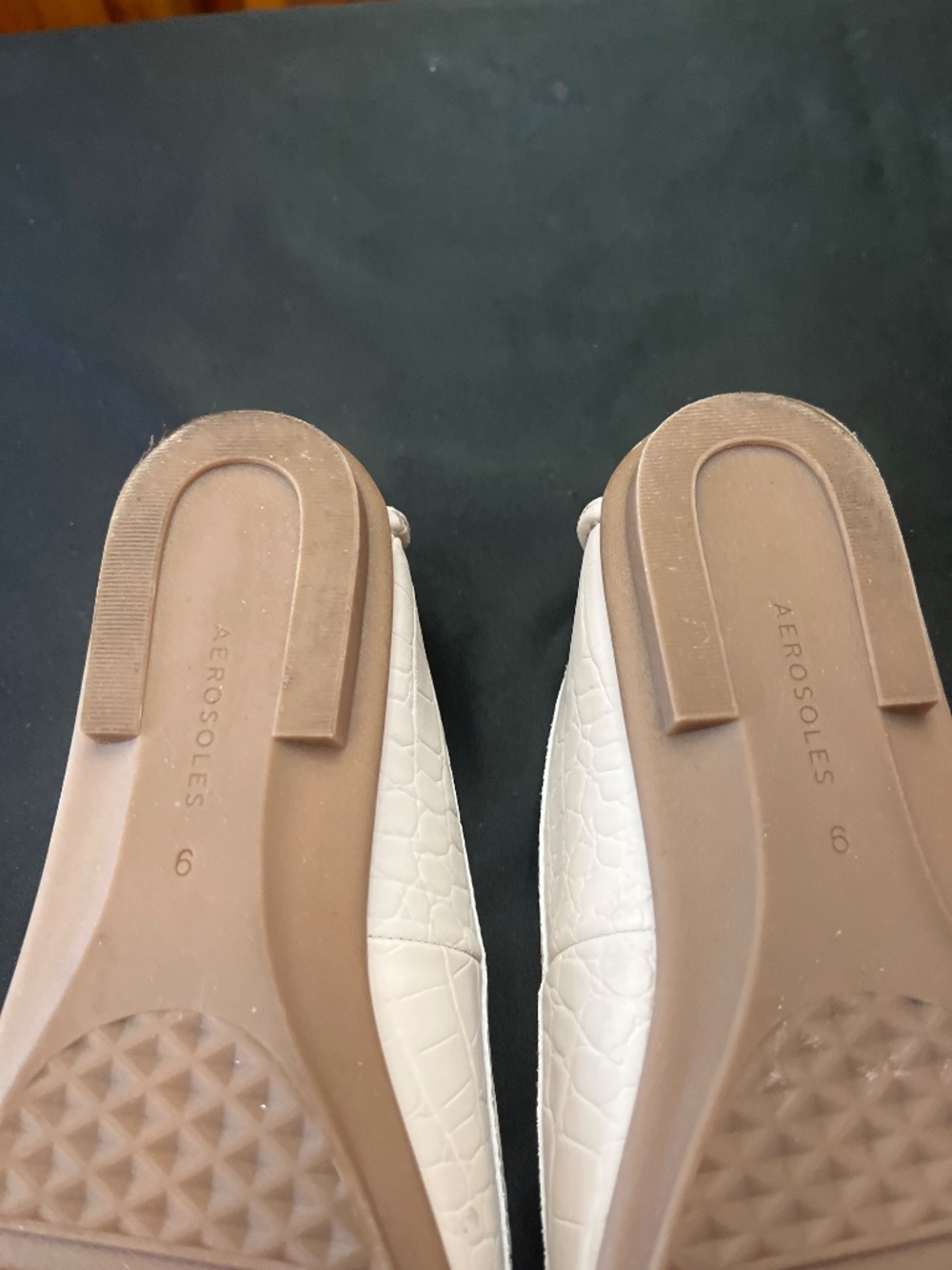 Like New Aerosole Cream/Taupe Croc Embossed Loafers.  Sz. 9M. - Picture 8 of 10